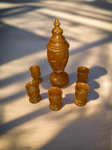 Set decorativ – Pahare si sticla din lemn sculptat, vechi de 40 de ani [Inchiriere]
