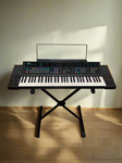 Orga Yamaha – Sintetizator vintage din anii ’80, functional & decorativ [Inchiriere]